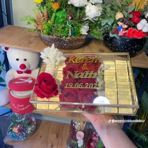 CAM KUTUDA ÇİKOLATA KUTUSU İLAVE GÜL